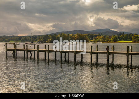 Molo nel tardo pomeriggio la luce in corrispondenza di Waterhead, Ambleside, Lago di Windermere, Cumbria, Regno Unito Foto Stock