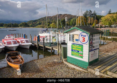 Lago di Windermere self drive motore e barche a remi per i turisti a Waterhead, Ambleside, Lake District, Cumbria, Regno Unito Foto Stock