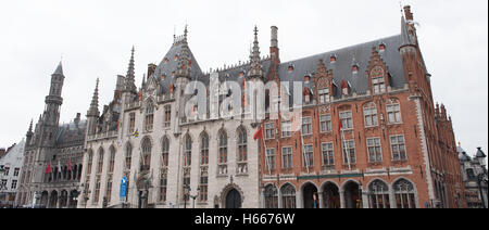 Panorama di Bruges Town Hall con edifici adiacenti Foto Stock