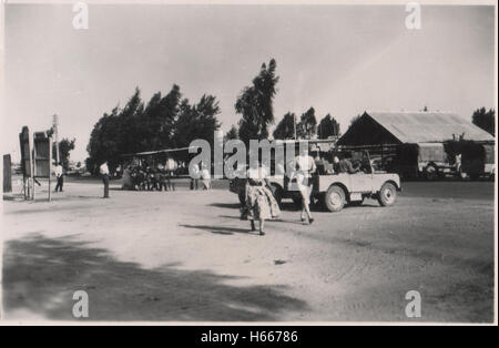 Soldati britannici frane e civili al di fuori 10 base Ordnance Depot Royal Army Ordnance Corps (RAOC) campo a Geneifa Ismailia zona vicino al canale di Suez 1952 nel periodo prima del ritiro delle truppe britanniche dalla zona del canale di Suez e La Crisi di Suez Foto Stock