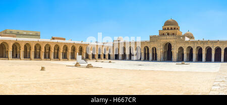 Il scenografico cortile della Grande Moschea con la terrazza ombreggiata e vecchia meridiana in medio, Kairouan, Tunisia. Foto Stock