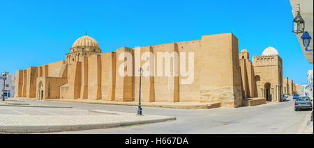 La grande moschea di Kairouan è il perfetto esempio di difensiva medievale cittadella con imponenti bastioni ed enormi cancelli, Tunisia. Foto Stock