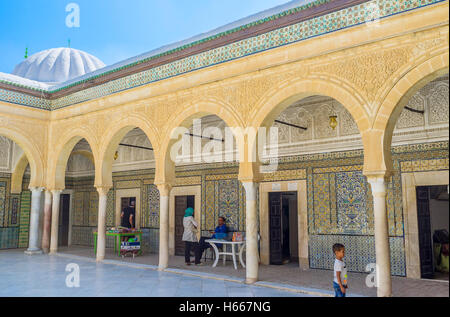 Il Barbiere moschea del decorati con motivi di pietra scolpita, gesso e colorate piastrelle smaltate, Kairouan Tunisia Foto Stock