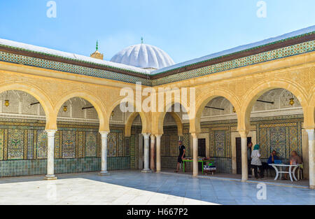 Il cortile del barbiere moschea è decorata con motivi colorati sulla piastrelle smaltate, Kairouan Tunisia Foto Stock