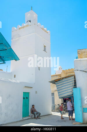 La piccola moschea sulla strada stretta di Medina costruita nello stesso stile come case residenziali Foto Stock