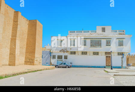 Le pareti in mattoni della Grande Moschea circondato dal vecchio quartiere residenziale con belle ville bianchi, Kairouan, Tuni Foto Stock