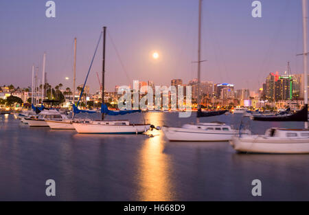 Luna crescente al di sopra del Porto di San Diego. San Diego, California, Stati Uniti d'America. Foto Stock