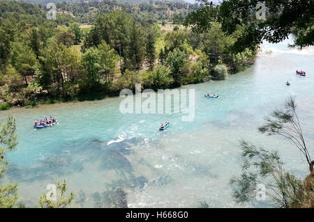 Il Rafting sul fiume di montagna su imbarcazioni gonfiabili. Foto Stock