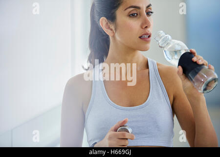 Donna acqua potabile post allenamento Foto Stock