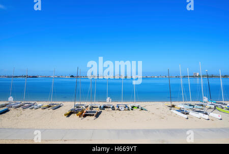 Mission Bay, barca ormeggiata sulla riva. San Diego, California, Stati Uniti d'America. Foto Stock