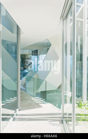 Sunny lusso moderno home vetrina architettura interni corridoio Foto Stock