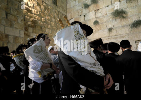 Gerusalemme, Israele. 24 ott 2016 Gli Ebrei religiosi ballando con cartigli di Torah come si celebra il Simchat Torah una festa ebraica che celebra e segna la conclusione del ciclo annuale di Torah pubbliche letture, e l inizio di un nuovo ciclo nella parete occidentale della città vecchia di Gerusalemme Est Israele Foto Stock