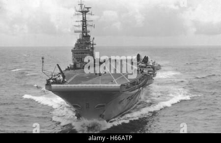 Portaerei HMS Albion (R07), soprannominato "Il vecchio fantasma grigio del Borneo Coast' in mare Foto Stock