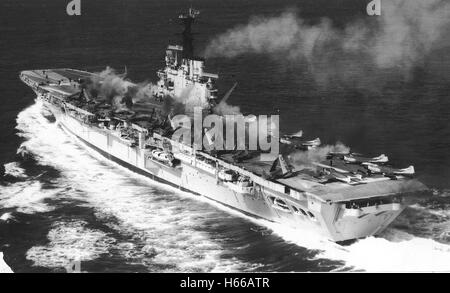 Portaerei HMS Albion (R07), soprannominato "Il vecchio fantasma grigio del Borneo Coast' in mare durante la messa di avviamento di motori a getto sul ponte di volo Foto Stock