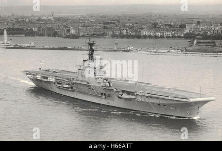 Portaerei HMS Albion (R07), soprannominato "Il vecchio fantasma grigio del Borneo Coast' Foto Stock