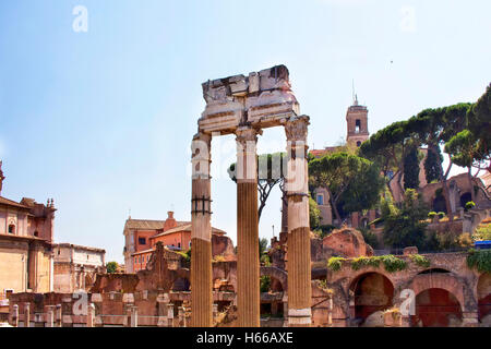 Foro Romano a Roma. Vasta area di scavo di templi romani, piazze e palazzi del governo, alcuni risalenti 2.000 Foto Stock