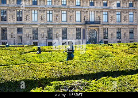 Espansiva, del xvii secolo del giardino formale punteggiato di statue, compresi 18 bronzi da Maillol al Jardin des Tuileries di Parigi Foto Stock