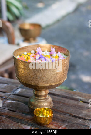 Songkran festival in Thailandia, misti fiore e profumo nel recipiente Foto Stock