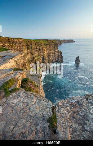 Vista attraverso le scogliere di Moher, County Clare, Irlanda. Foto Stock
