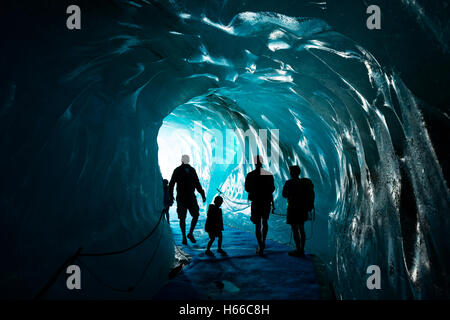 I turisti all'interno della caverna di ghiaccio in Mer de Glace ghiacciaio, Montenvers. Valle di Chamonix, sulle Alpi francesi, Francia. Foto Stock