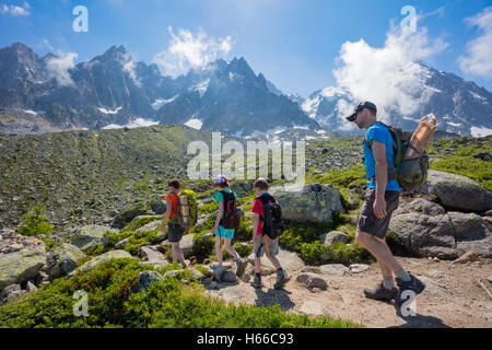 Famiglia escursioni su Le Grand Balcon Nord, Valle di Chamonix, sulle Alpi francesi, Francia. Foto Stock