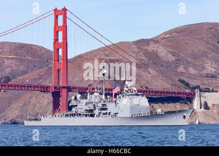 Arleigh Burke-class missile destroyer USS John Paul Jones passa sotto il Ponte Golden Gate e la baia di San Francisco. Foto Stock