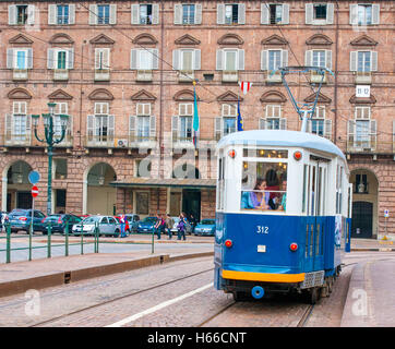 La piacevole parlare di due amici a spendere il loro tempo in prossimità della finestra di tram nel centro della città, Torino Italia Foto Stock