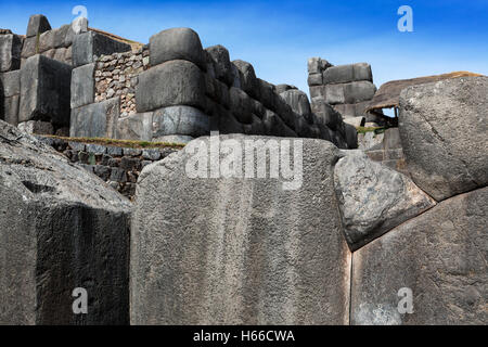 Inca fortezza vecchia in una giornata di sole Foto Stock