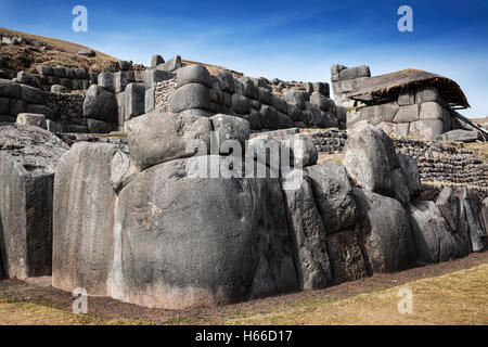 Inca antica roccaforte in una giornata di sole Foto Stock