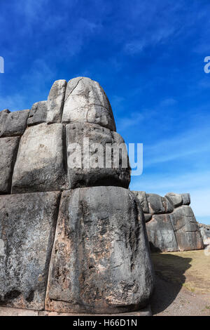 Inca vecchio rudere roccaforte in una giornata di sole Foto Stock