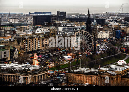 Vista dal castello di Edimburgo in tutta Edimburgo città verso il fiume Forth Foto Stock