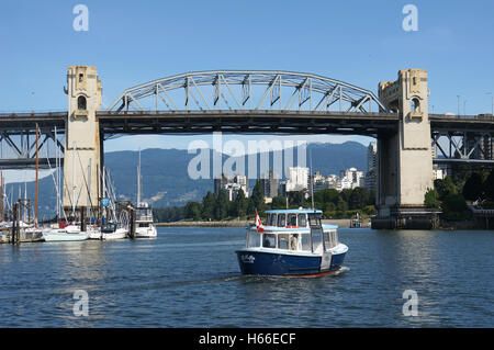 Traversata in traghetto e False Creek visto dal traghetto Dock a Granville Island, Vancouver, Canada Foto Stock