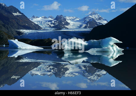 Iceberg nel ghiacciaio Grewingk lago, con Kenai Mountains, Kachemak Bay State Park, Alaksa Foto Stock