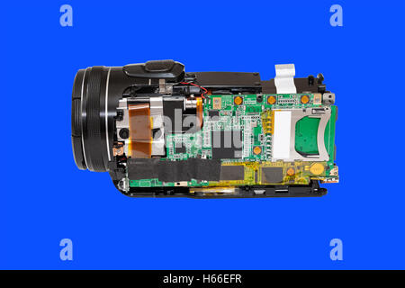 Smontaggio camcorder compatto. Close-up. Isolato su sfondo blu. Foto Stock