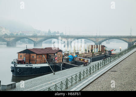 La nebbia di mattina autunnale sul fiume Moldava a Praga, Repubblica Ceca. Foto Stock