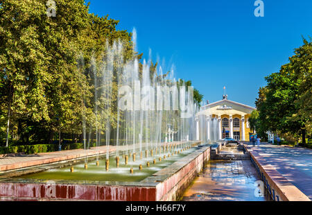 Fontane a il vicolo della gioventù a Bishkek, Kirghizistan Foto Stock