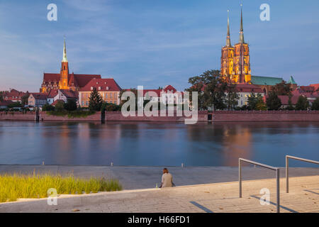 Serata presso la cattedrale e la chiesa della Santa Croce a Wroclaw in Polonia. Foto Stock