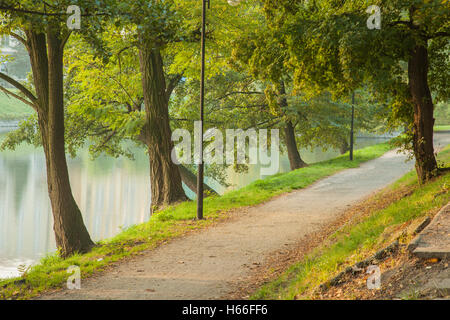 In autunno la mattina in Park Staromiejski (Old Town Park), di Wroclaw, Polonia. Foto Stock