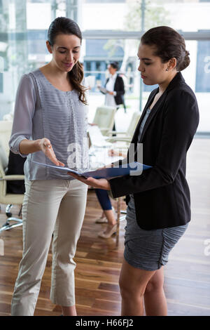 Imprenditrici avendo discussioni su file Foto Stock