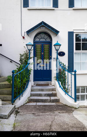 Le fasi fino ad una porta anteriore con vetro macchiato di pannelli in Kinsale, County Cork, Irlanda. Foto Stock