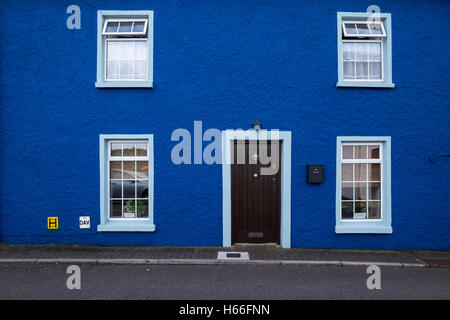 Dipinto di blu Pebble Dash house a Kinsale, County Cork, Irlanda Foto Stock