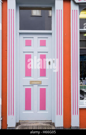 Rosa, bianco, arancio, porte dipinte a Kinsale, County Cork, Irlanda Foto Stock