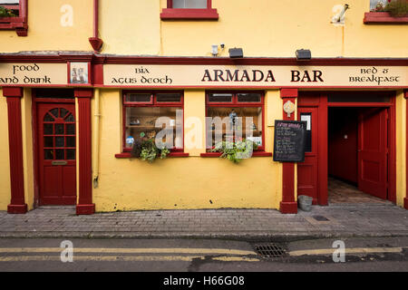 La facciata della Armada bar con segni in gaelico irlandese, lingua, Kinsale, County Cork, Irlanda Foto Stock