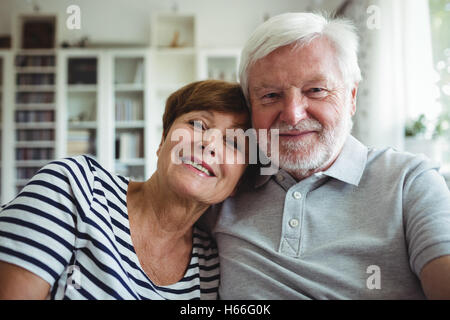 Coppia senior seduto sul divano Foto Stock