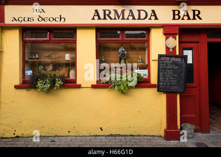 La facciata della Armada bar con segni in gaelico irlandese, lingua, Kinsale, County Cork, Irlanda Foto Stock