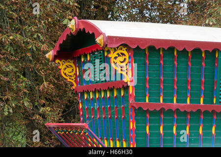 Lo stile di lettura Gypsy Caravan a Weald and Downland Open Air Museum, Singleton, Sussex, Inghilterra Foto Stock