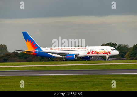 G-LSAJ Boeing 757-236 Jet2. Partenza. L'aeroporto di Manchester in Inghilterra. Foto Stock