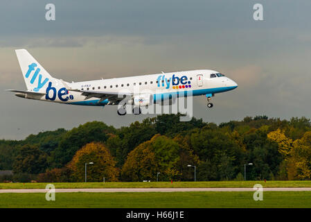 G-FBJI Flybe Embraer ERJ-175STD arrivo.L'aeroporto di Manchester in Inghilterra. Foto Stock