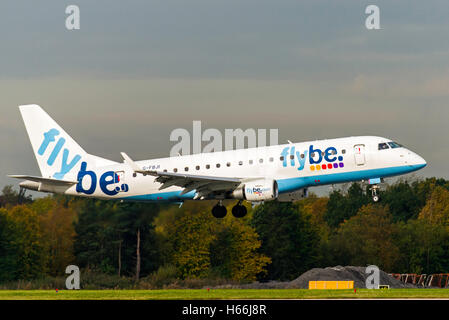 G-FBJI Flybe Embraer ERJ-175STD arrivo.L'aeroporto di Manchester in Inghilterra. Foto Stock