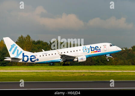 G-FBJI Embraer ERJ-175STD Flybe arrivo. L'aeroporto di Manchester in Inghilterra. Foto Stock